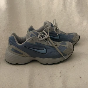 Nike - Retro sneakers från Nike, lite slitna men bra skick och endå🦋 storlek 41 men jag som har 39-40 kan även ha dom