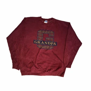 Grandpa - vintage sweatshirt - En sweatshirt med en otroligt eftertraktad och väldigt fin färg som verkligen passar till allt. Har ett coolt grafiskt tryck på mitten som har subtila färger. Köpt på Ross som är en amerikansk secondhandbutik 