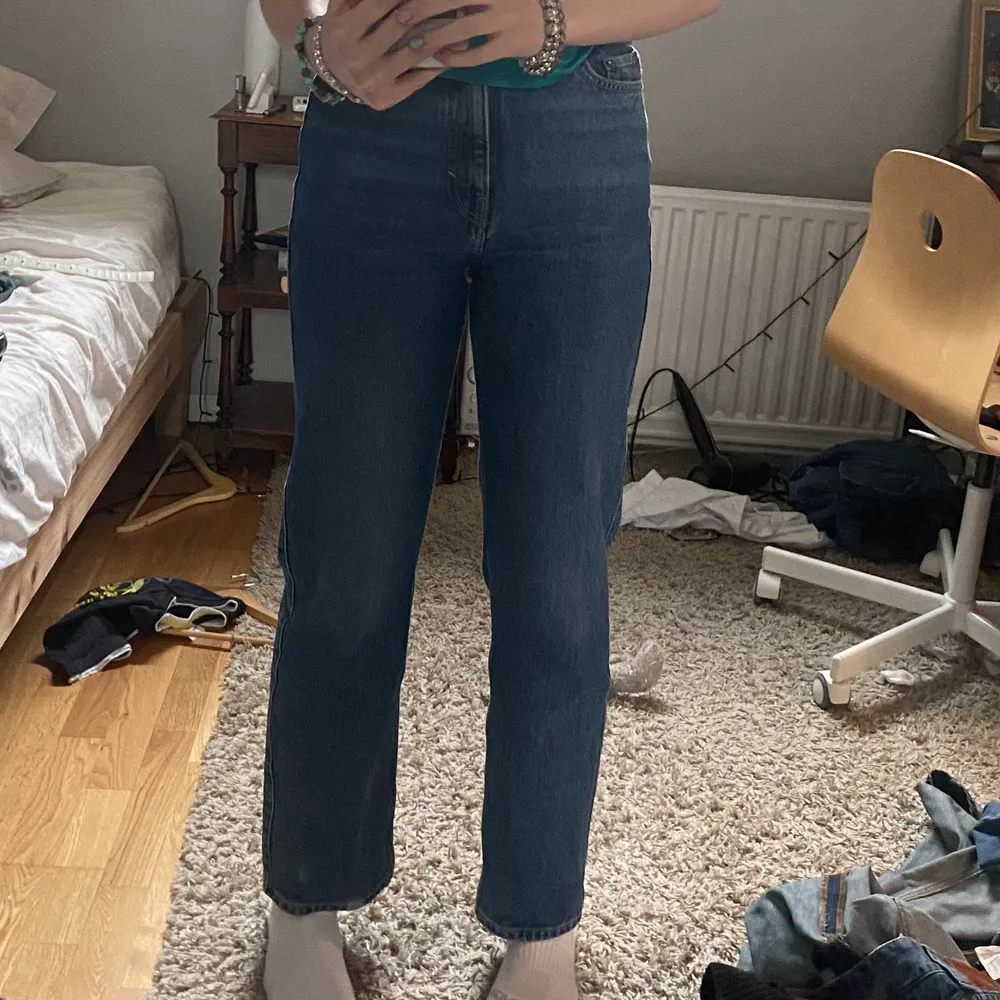 Raka jeans från weekday. Köpte i för liten storlek och dem är för korta på mig som är 172. Det står att det är 32 i length, men jag skulle säga 30. Jättesnygga och trendiga. Skriv privat för fler bilder! Nypris : 500kr. Jeans & Byxor.