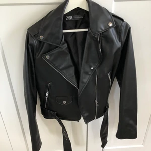 HELT OANVÄND skinnjacka💕💕 - Aldrig använd, från zara jätte poppis buda💕💕