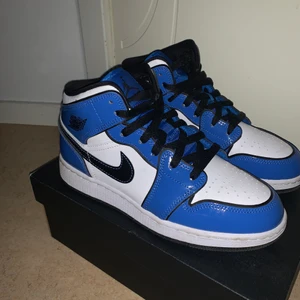 jordans 38 - säljer min jordans i färgen ”signal blue”, knappt använda. kvitto och original kartong kvar. startbud 1500 kr. nypris 2100. köpare står för frakt :) 