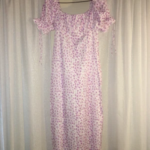Sommarklänning - Oanvänd klänning i nyskick 💗 säljer då den var för stor för mig som vanligtvis har XS. Köparen betalar frakt (48kr)