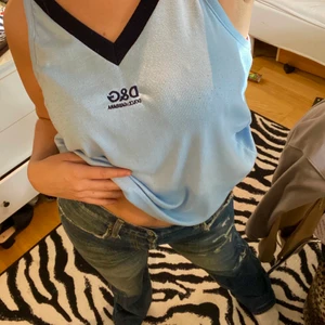 Dolce gabanna linne - Säljer detta dolce & gabanna (fake kopia) linne i ljusblåa toner. Superfint!!! Använder inte lika mycket längre bara. Står storlek xxl men skulle mer säga att de är en M, kanske L