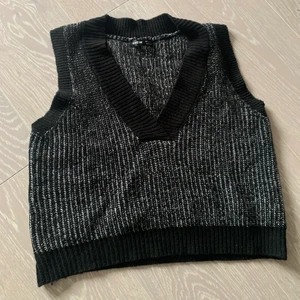 Tygväst  - Säljer denna tygväst från Shein då den aldrig kommit till användning. Supersnygg att ha under långärmat!