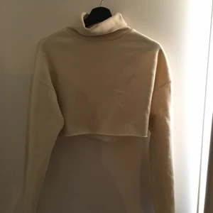 Tröja med polokrage  - Mysig tröja från Nelly, storlek M, aldrig använd. Fler bilder kan skickas vid intresse. Köpare står för frakt.