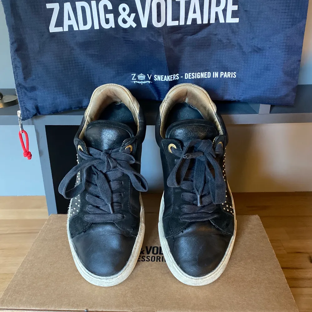 Säljer mina Zadig & Voltaire sneakers i storlek 39! Lite slitna (se bilderna) och box och dustbag medföljer! Buda från 400kr!❤️ högsta bud: 700kr. Skor.
