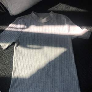 Nu säljer jag min tröja!🥰 oanvänd super fin köpt på H&M nyskick priset går att diskutera om!🥰💞