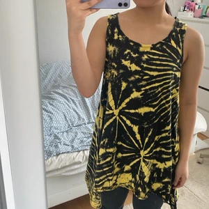 Tie dye linne  - Kom inte ihåg vart jag köpte den, står ingen storlek heller. Passar nog strl S-L, beror på om man vill ha den oversize eller tight:) 