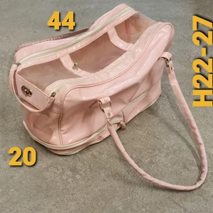 Transportväska för hund el.katt, nätkock - Begagnad väska för en katt eller hund.Hård stadigt botten.Handtagen räcker f.a.bära även på axel.Reglerbar höjd(horizont.dragkedja).Genomskinligt nätlock f bättre ljus flr djuret samt bättre kontroll på djuret utan att öppna väskan. Babyrosa PU.Nytvättad