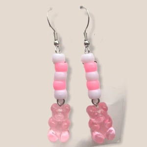 Örhängen med gummibjörnar 💜 - Handgjorda örhängen med pärlor och björnar, finns i färgerna blå, lila, rosa och vit (genomskinlig Björn) 