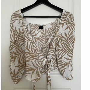 Omlott top  - Omlott top från Gina tricot i stl. 34 säljes.