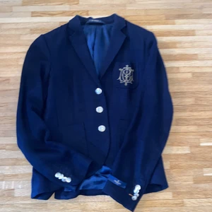 Morris Lady kavaj - Mörkblå linne kavaj. Stl. 34. Jättefint skick, knappt använd. Perfekt för en sommarkväll.