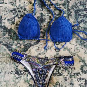 Oanvänd virkad mörk blå bikini med knytning. 