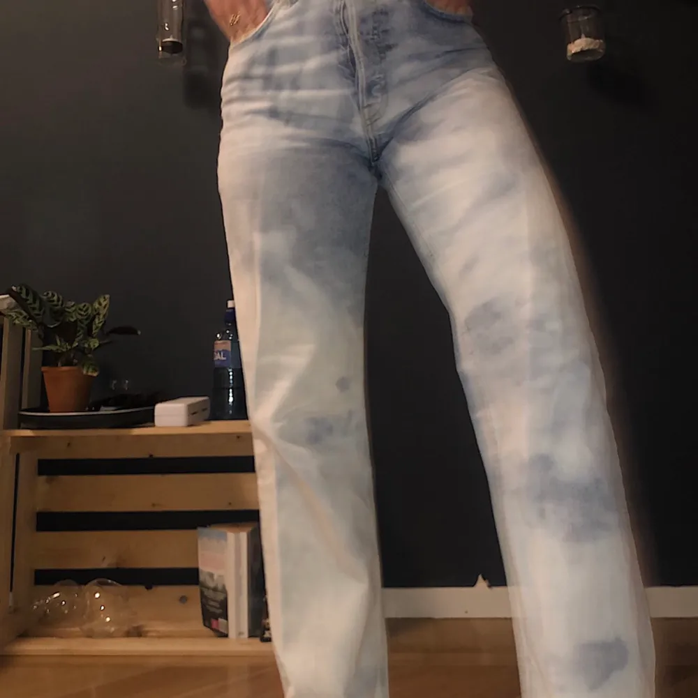 Jeans köpta på second hand som jag sen har blekt!! Otroligt sköna och sitter super snyggt! Storleken: 32-36🐳 Frakt 66kr. Jeans & Byxor.