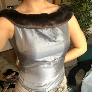 Sidentröja med fuskpälsringning - Supersmickrande topp med fuskpälsringning. Dragkedja i ryggen. Figursydd. Köpt second hand, är i toppskick! 