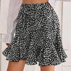 Kjol - Jätte söt svart och vit kjol!🖤🤍 Endast testad. 