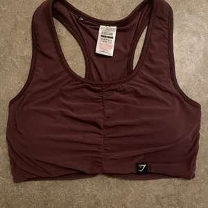 Gymshark sport-bh - Jätteskön sport-bh från Gymshark som tyvärr är förstor. Endast använd 1 gång och det är inlägg i💕