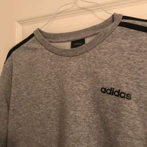 Grå Adidas sweatshirt, lite nopprig men övrigt i fint skick💗💛