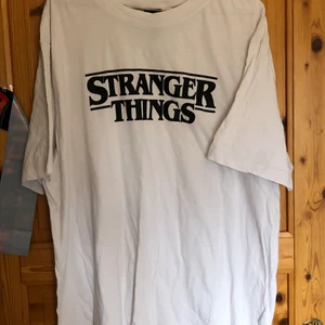 STRANGER THINGS T-SHIRT - Snygg Stranger things tröja! Perfekt för det ultimata fanet! Nästan helt oanvänd. Kommer från rökfritt hem.