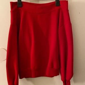 Off Shoulder-Topp - Röd off shoulder topp från h&m , har använts fåtal gånger, jättebra skick     (pris kan diskuteras)