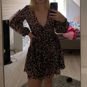 Leopard klänning - En väldigt fin leopard klänning med volang nertill. Omlott knytning samt stl 36. Säljer den för 100+  frakt. Frislappen sitter kvar🤎🤍🐆🐆