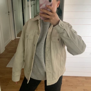 Beige jeansjacka - Säljer pga att den inte kommer till användning tyvörr, mycket fint skick då jag knappt använt den! Lite oversized i modellen, färgen är ecru (ljus beige). Nypris: 500kr, Köpt direkt för 250kr eller buda ❤️ köparen står för ev frakt 