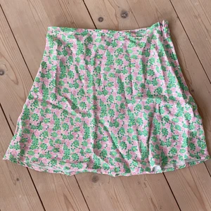 Blommig kjol från zara - Säljer blommiga kjol ifrån zara i storlek xs