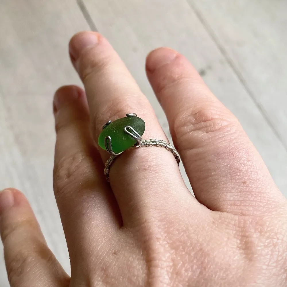 Handgjorda ringar av metalltråd och havsglas som jag samlat själv. Skriv ett meddelande om du är intresserad av en särskild färg eller storlek så ska jag se vad jag kan göra:) 60 kr styck🌹. Accessoarer.