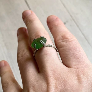 Handgjorda ringar - Handgjorda ringar av metalltråd och havsglas som jag samlat själv. Skriv ett meddelande om du är intresserad av en särskild färg eller storlek så ska jag se vad jag kan göra:) 60 kr styck🌹