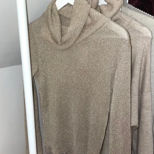 Guldig tröja - Jättefin guldig polo tröja, köpt secondhand. Väldigt stor krage så den sitter inte tajt runt halsen. Passar bra på en S men funkar även bra för en M