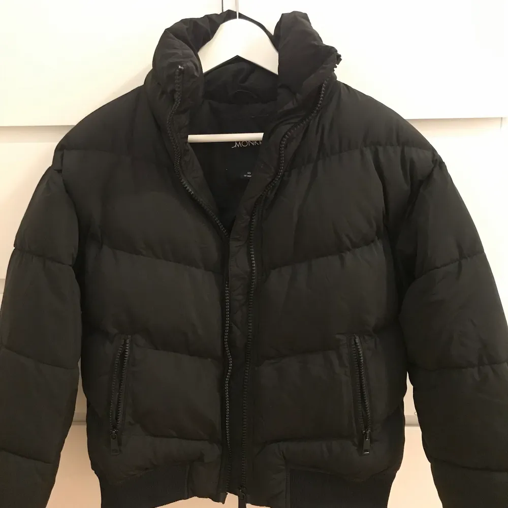 En svart puffer jacka från Monki, som bara är använd ca 1-2 gånger. 400kr + frakt. I storleken XS. Jackor.