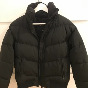 Puffer jacka - En svart puffer jacka från Monki, som bara är använd ca 1-2 gånger. 400kr + frakt. I storleken XS