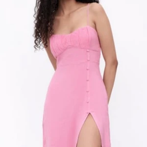 Rosa, oanvänd klänning med slits säljes! - Väldigt fin klänning och material, helt oanvänd med prislapp kvar. Med slits.