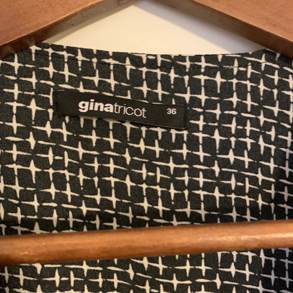Tunn svartvit kappa från Gina tricot i storlek S (36), sparsamt använd. Inga hål eller fläckar 🥰 om du vill mötas läggs det till 38kr . Jackor.