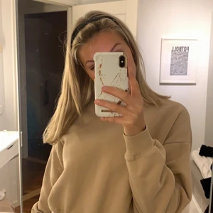Beig tröja  - Säljer en tröja från lager 157 som jag inte använder längre. Kostade ca 150 kr i butik. Buda privat ✨✨