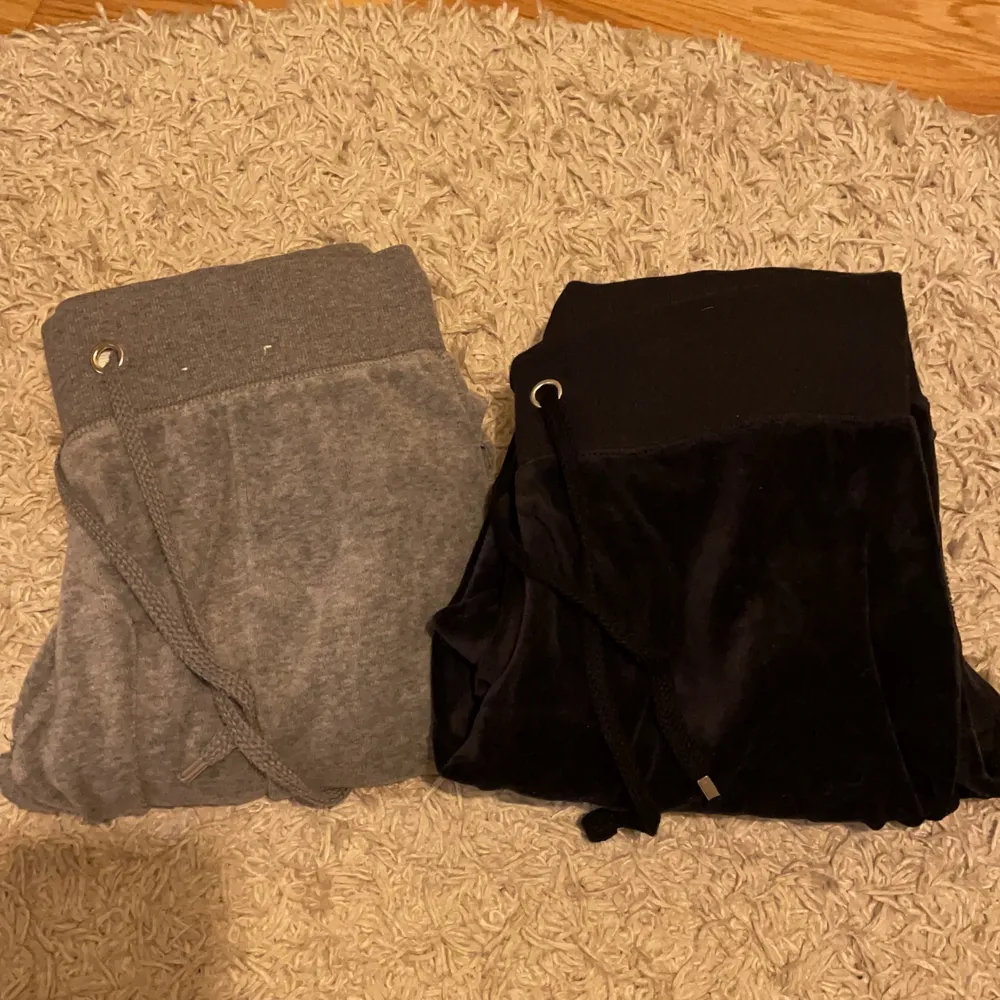 Svarta och gråa mjukisbyxor från Cubus! En för 80 och båda för 150 (skriv privat om ni vill ha fler bilder) 💛💛. Jeans & Byxor.