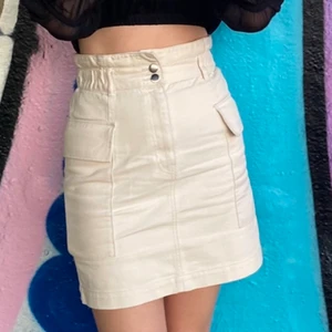 kjol - säljer denna söta jeanskjolen från h&m! används alldeles för sällan tyvärr! frakten är inkluderad i priset💕💕