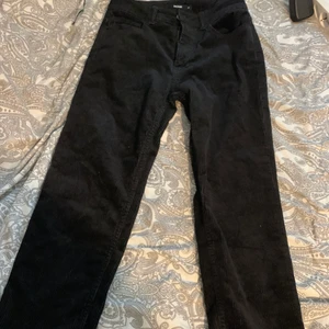 Manchesterbyxor stl 36 - Säljer mina Manchesterbyxor för dom blivit för små. Mid rise i midjan. Superfina!! Använt fåtal gånger. 💕skriv om det är något annat du undrar💕