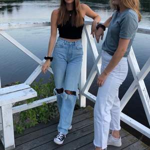 Säljer dessa fina jeans från Gina (vänster i bild)  i storlek 34💘