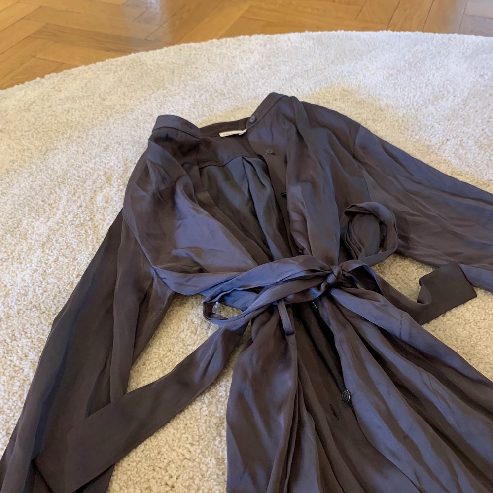 Klänning i polyester/viskos, liknar siden från Filippa K. Storlek XS. Knytning i midjan.. Klänningar.