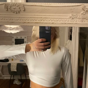 Vit topp med öppen rygg - En vit topp med öppen rygg. Strl S. 🤍