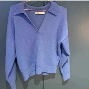 V ringad tröja m krage - Gullig tröja ifrån Zara!💕 perfekt t hösten och vintern! Strolek L men passar mig bra som oftast har S🙌🏼  bud på 280!