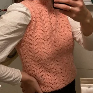 Rosa stickad väst  - En rosa stickad väst som är köpt här på plick! Används tyvärr inte tillräckligt mycket:( den är lite klarare rosa i verkligheten och bilderna är lånade från förra säljaren. Möts upp i Göteborg eller fraktar mot betalning❤️