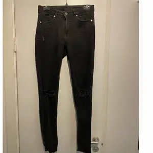 Mörkgrå jeans från hm. Med öppna knän . Ankel långa. Storlek 36 passar även storlek 38