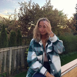 Zara skjortejakke - Sej zara skjortejakke i small med tern 🤍 brugt men i god stand 💚