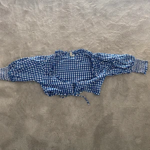 Söt topp från Nelly  - Super söt topp från Nelly, toppenskick. Vid intresse kan jag skicka bilder på hur den ser ut på😊 startbud på 75kr + frakt!Budgivningen avslutas på torsdag den 21 oktober 