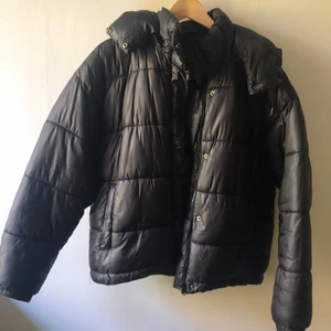 Monki pufferjacka - säljer denna svarta puffer från monki som jag köpte här på plick förra vintern! Jackan är sparsamt använd och i bra skick, passar mig lite oversized som brukar ha storlek s-m! frakt tillkommer:)