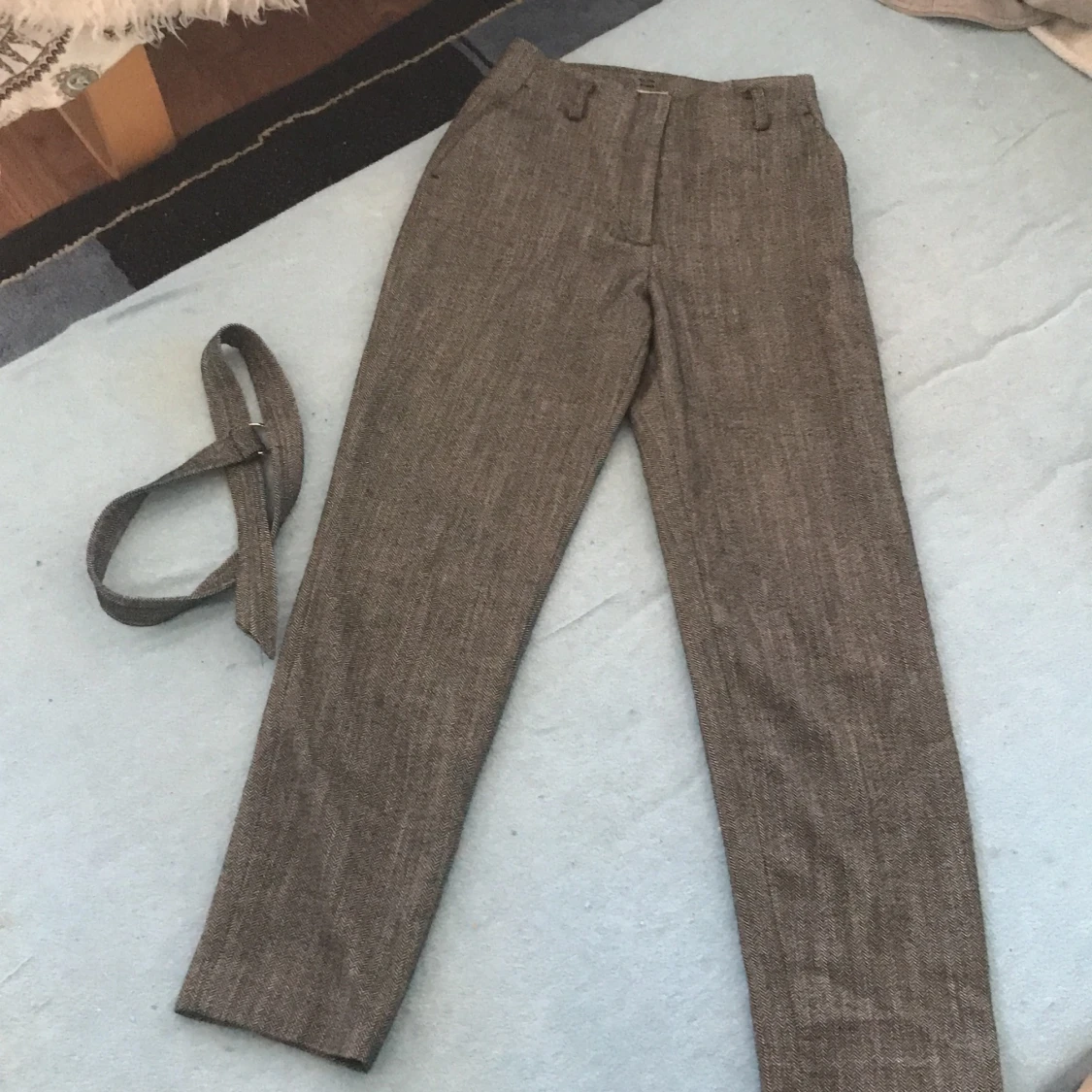 Randiga vita och gråta byxor 