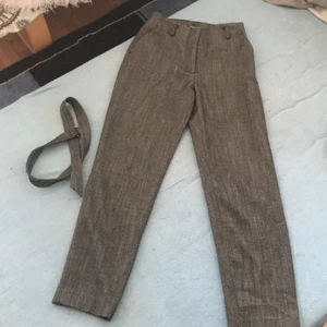 Randiga vita och gråta byxor  - Dom är jätte fina köp gärna asså omg va grymt dom är jätte fina o det finns med den bälte som det finns i bilden köpa gärna 