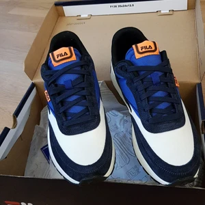 Sneakers storlek 42 - Helt nya, ny pris 800kr 